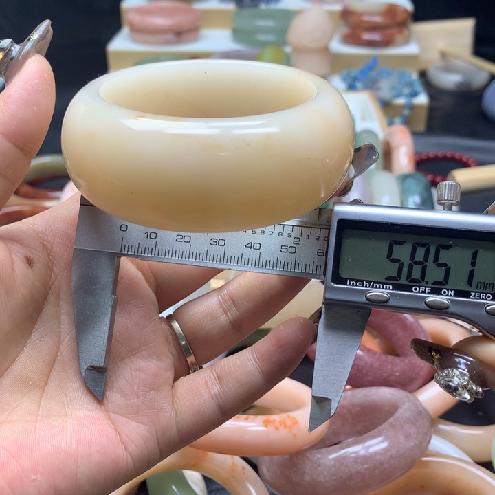 未镶嵌手镯石英质玉