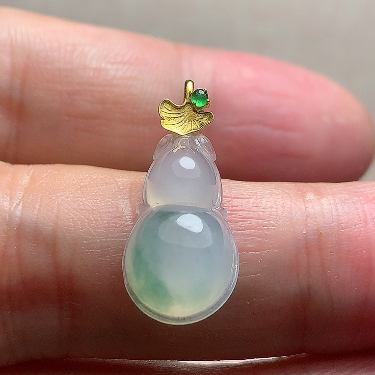 天然缅甸a货翡翠葫芦，18k金扣头冰种飘花