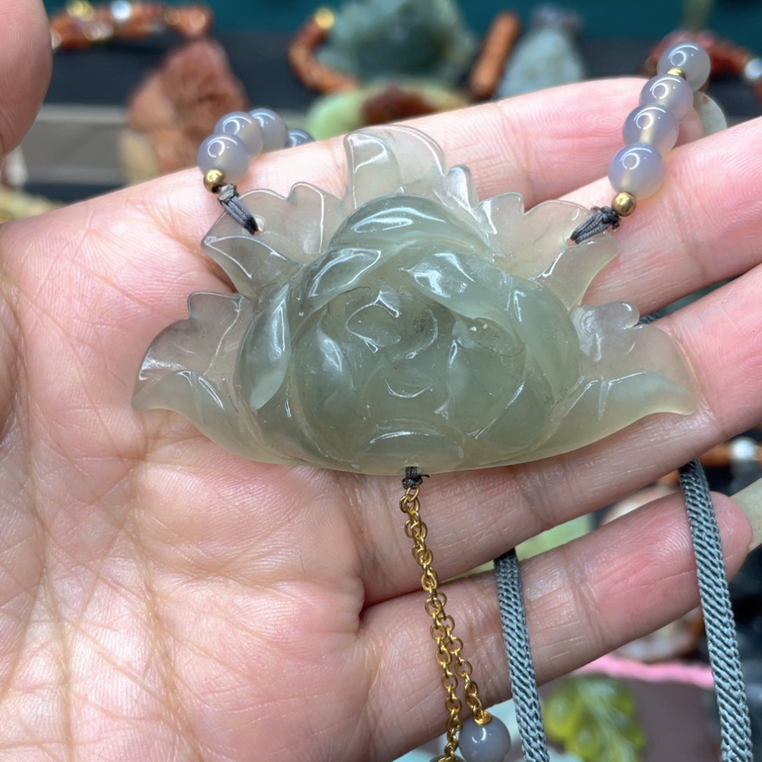 蛇纹石玉颈饰未镶嵌