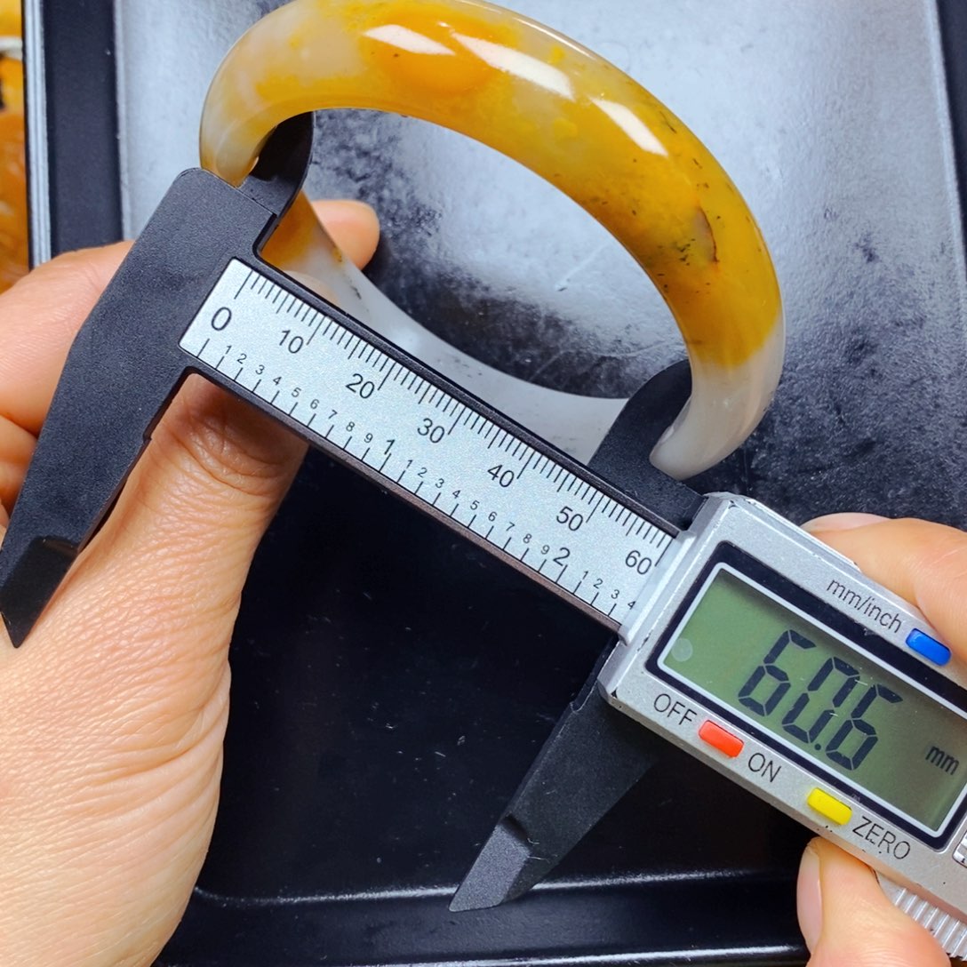 石英质玉（黄龙玉）颈饰未镶嵌