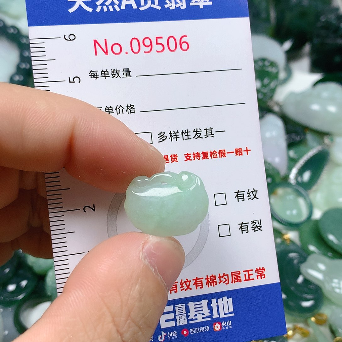 翡翠颈饰未镶嵌天然翡翠