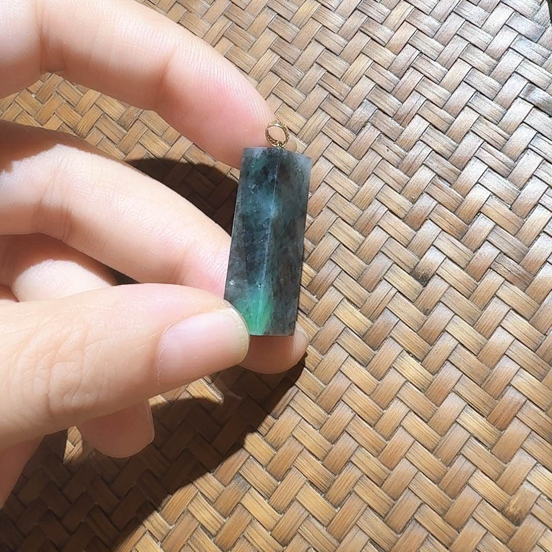 颈饰未镶嵌翡翠个性十足