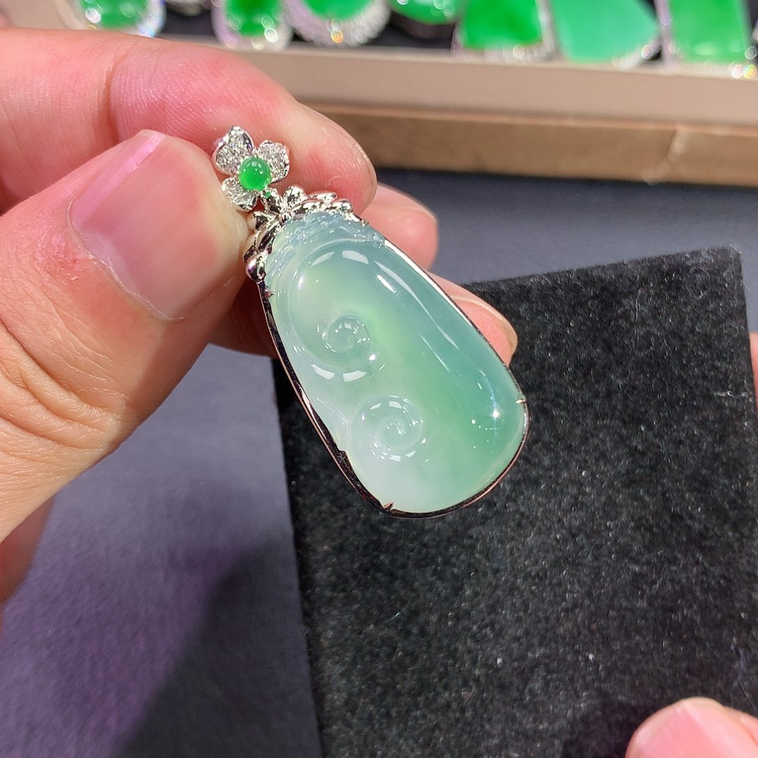 翡翠吊坠(赠链)18K金镶嵌