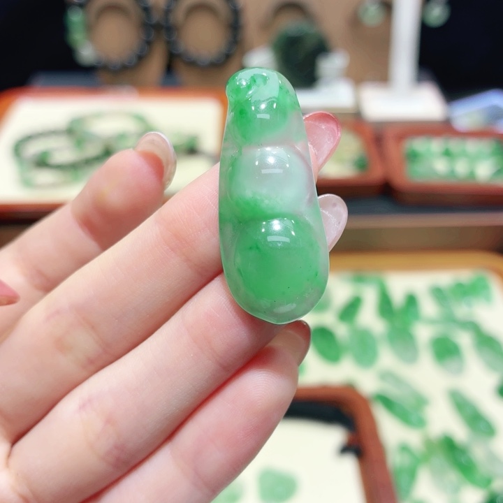 石英质玉（非洲翠）未镶嵌颈饰