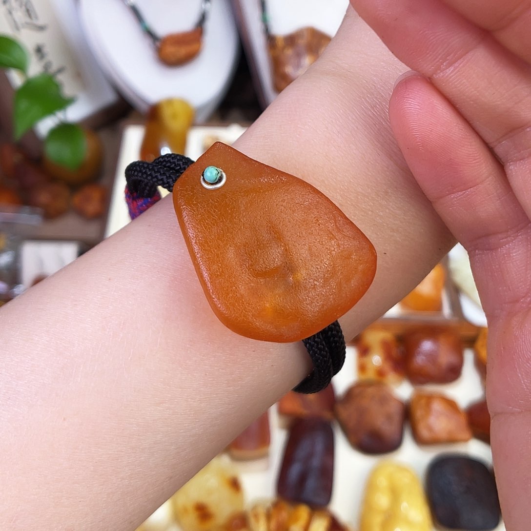 琥珀珠宝奇石未镶嵌。