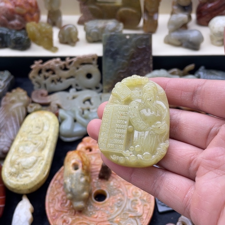 蛇纹石玉未镶嵌颈饰