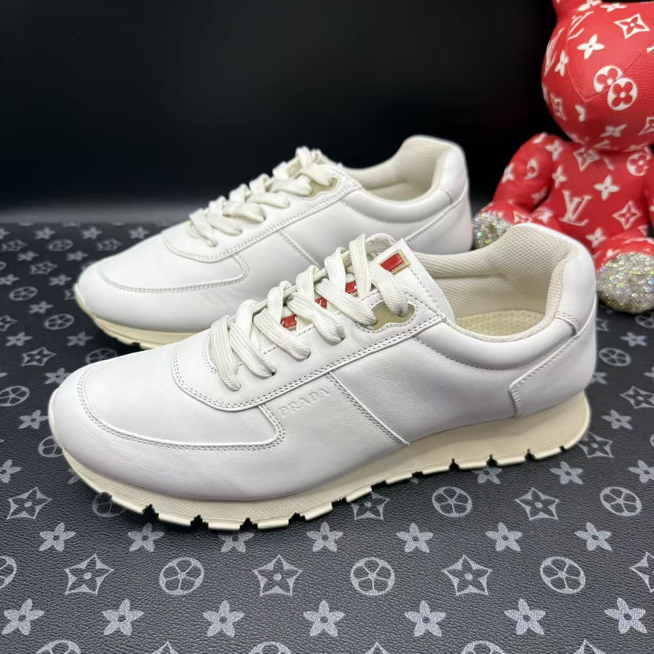95新 Prada/普拉达 舒适百搭白色运动鞋 40欧码 ddm3417