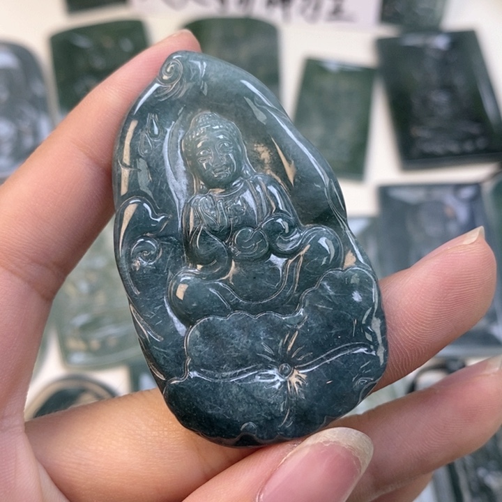 翡翠未镶嵌颈饰……