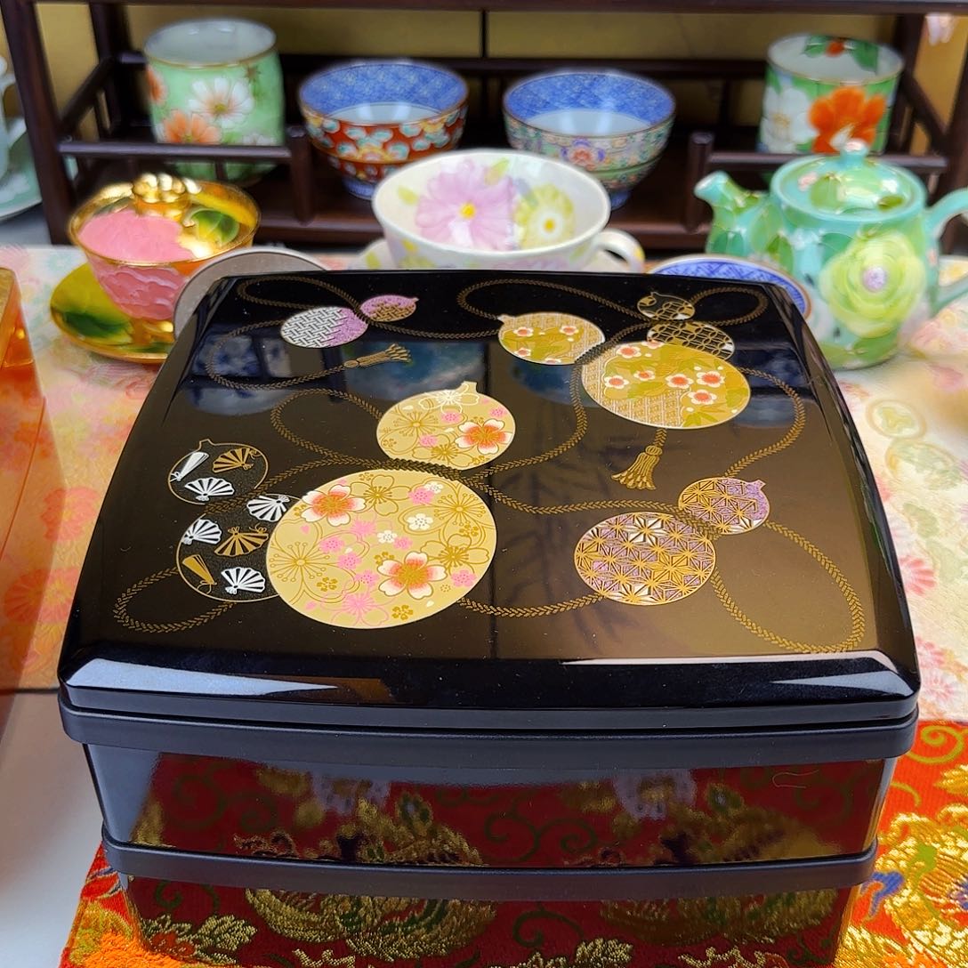 他家茶具瓷器真美！