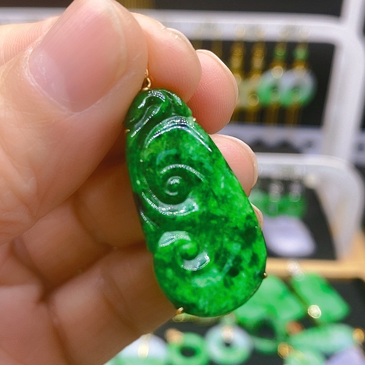 翡翠吊坠(赠链)18K金镶嵌吊坠