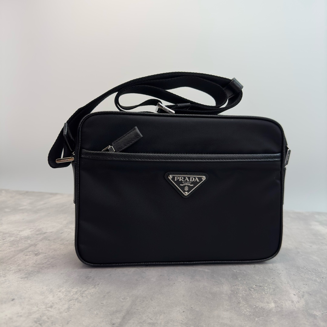 99新 Prada/普拉达 男士百搭时尚休闲百搭相机包