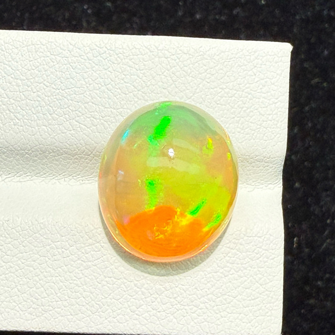 9.535ct天然彩欧泊裸石，尺寸16.1*14*9.3mm，颜色美艳，油画般色彩