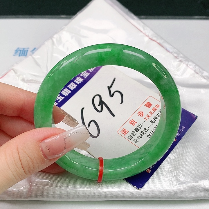 翡翠手镯未镶嵌翡翠手镯