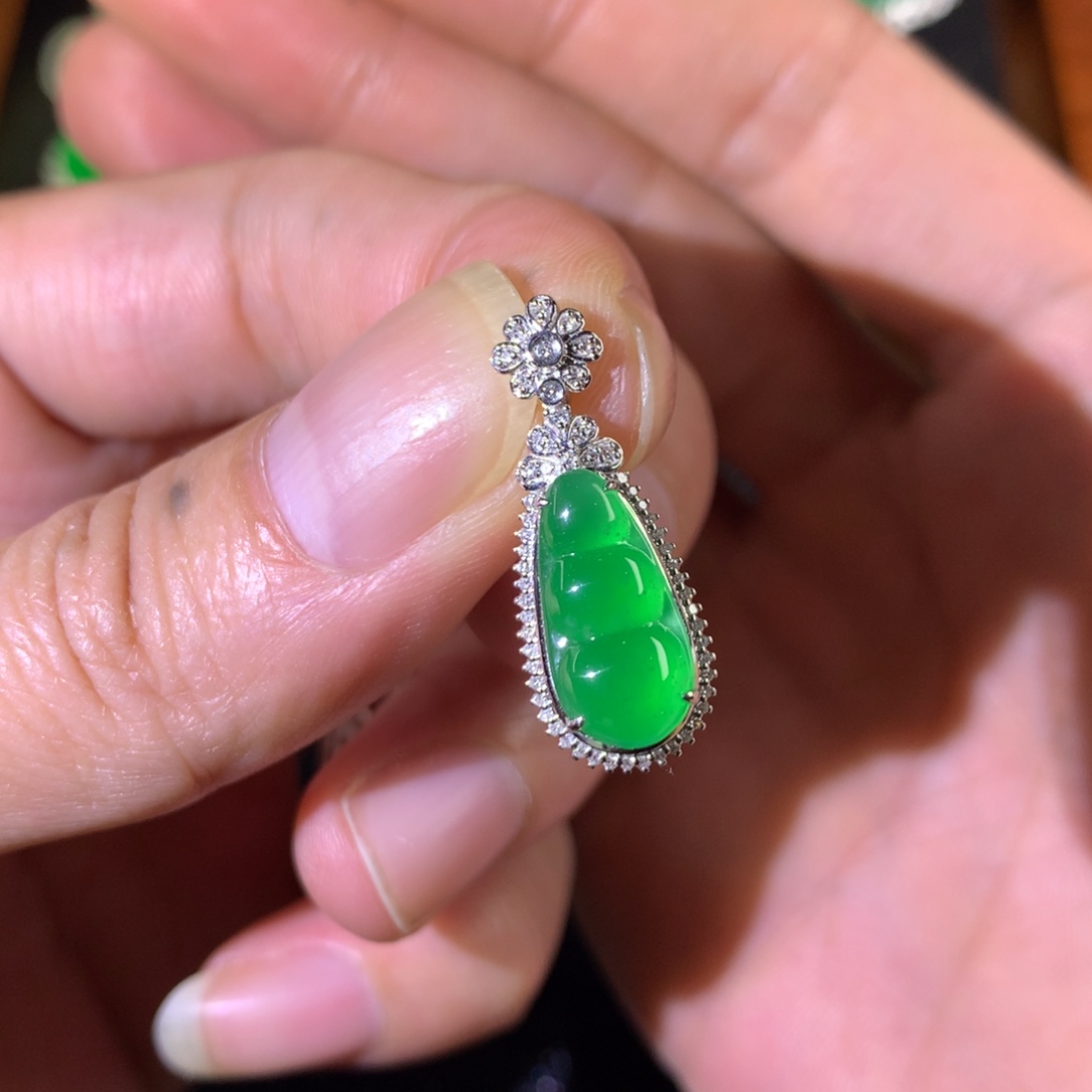 翡翠18K金镶嵌颈饰翡翠