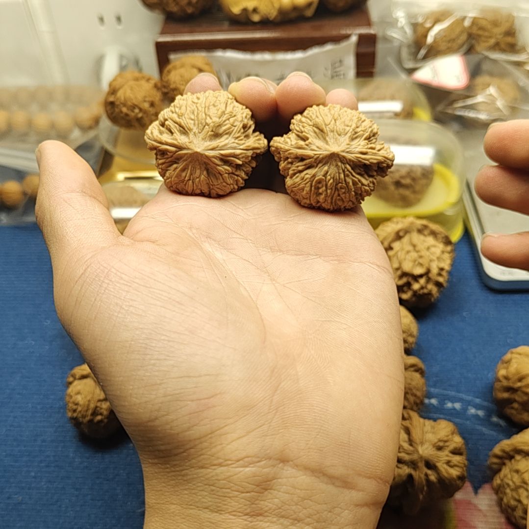 文玩核桃吊坠绣球