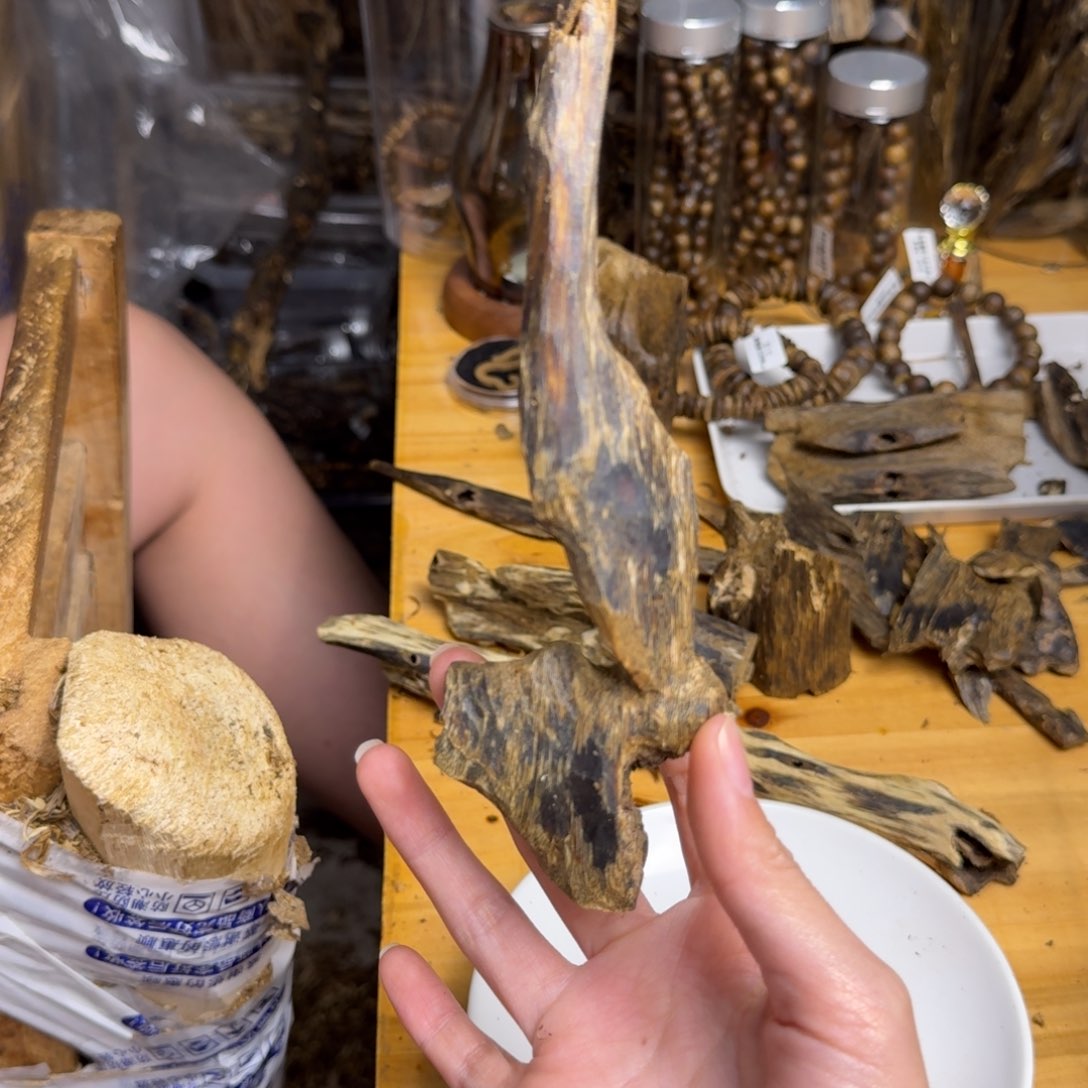 沉香沉香碎屑阿浩推荐蓝宝石品种块料22克