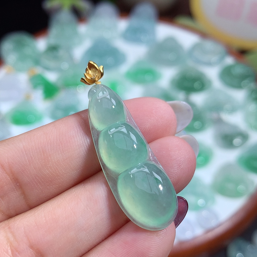 翡翠未镶嵌颈饰豆子