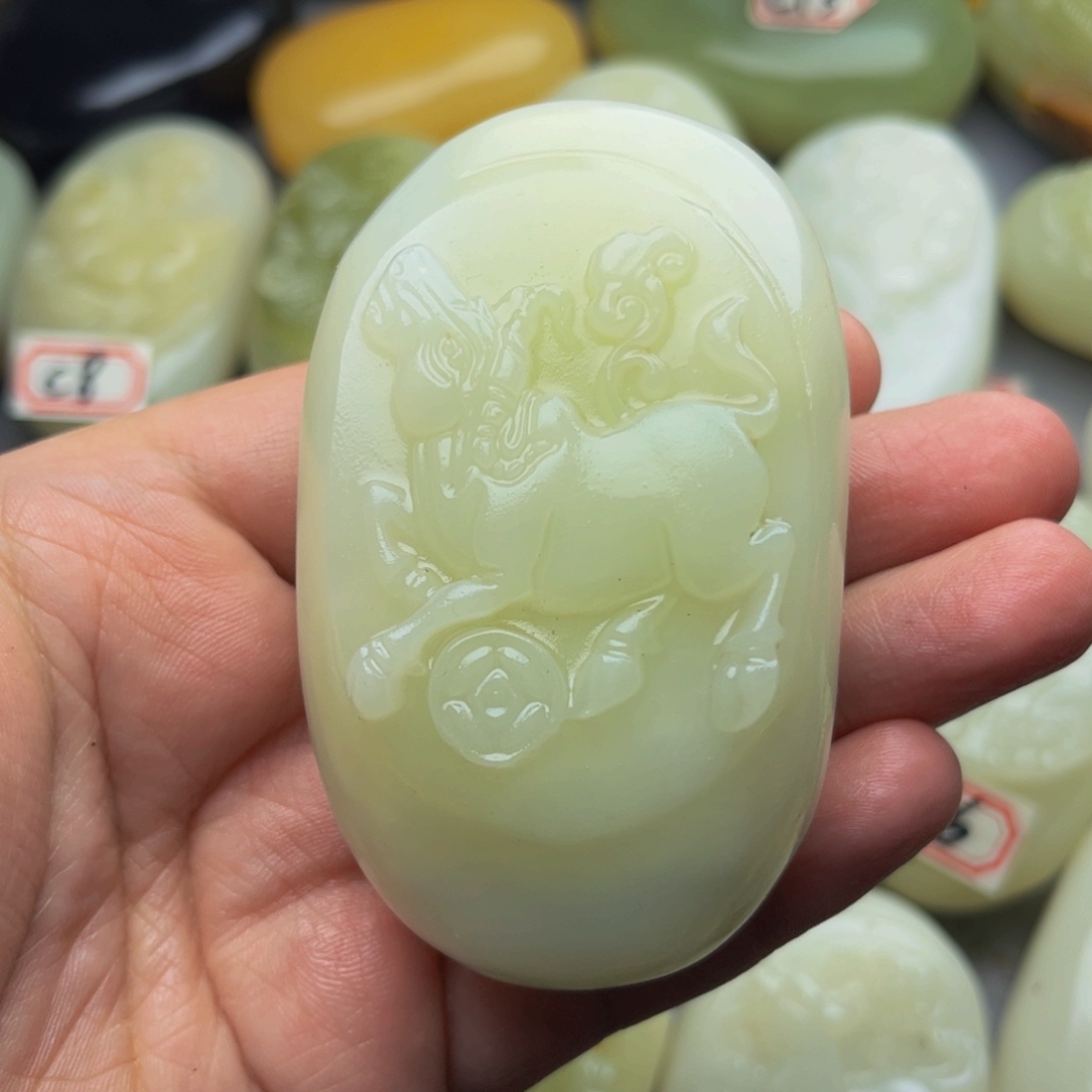 石材方解石手把件牛