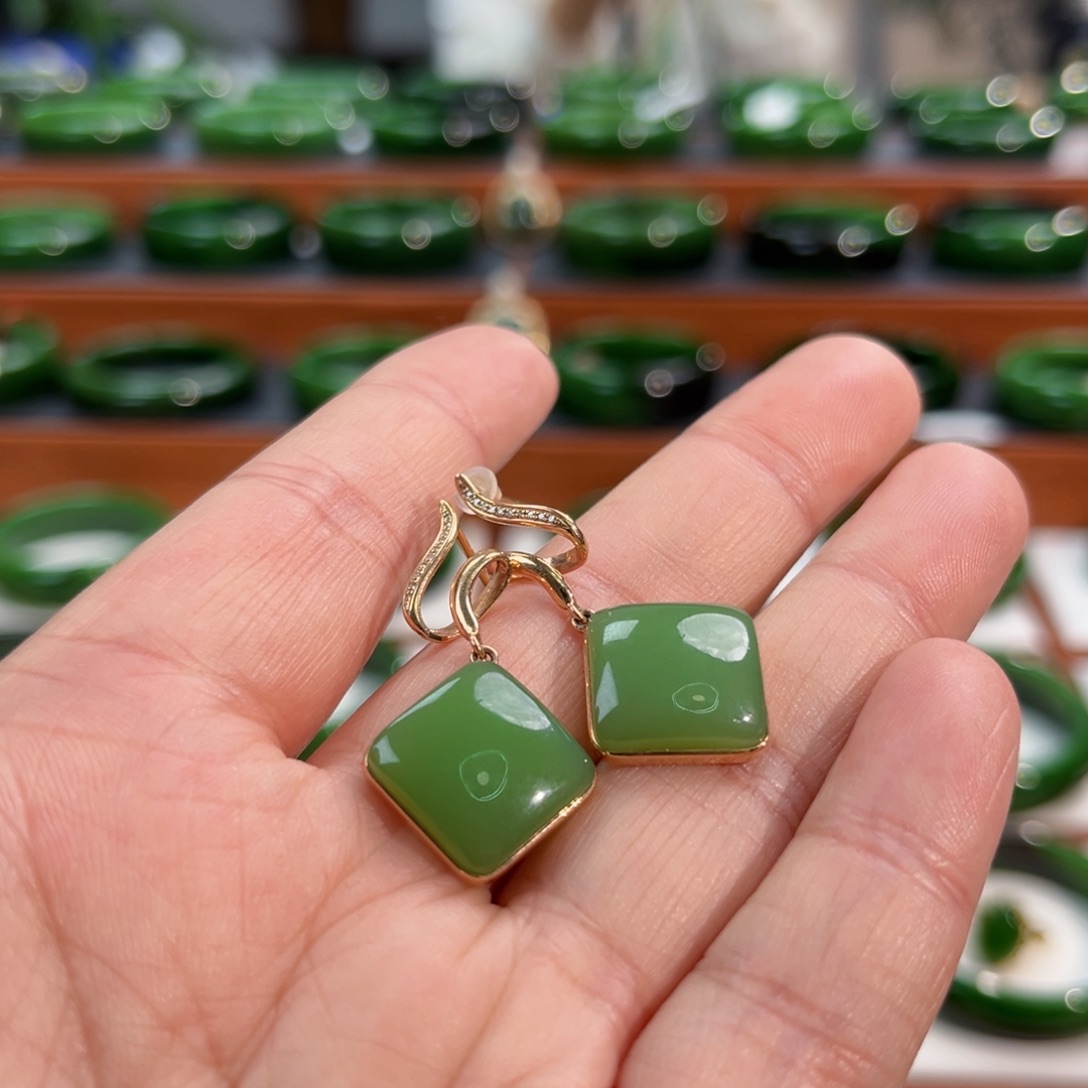 18K金镶嵌和田玉（碧玉）耳饰