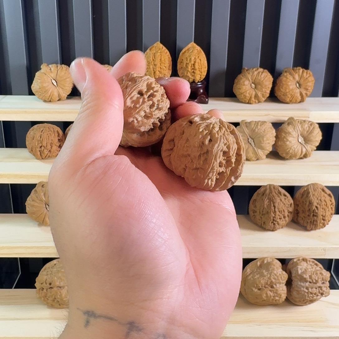 文玩核桃吊坠白狮子