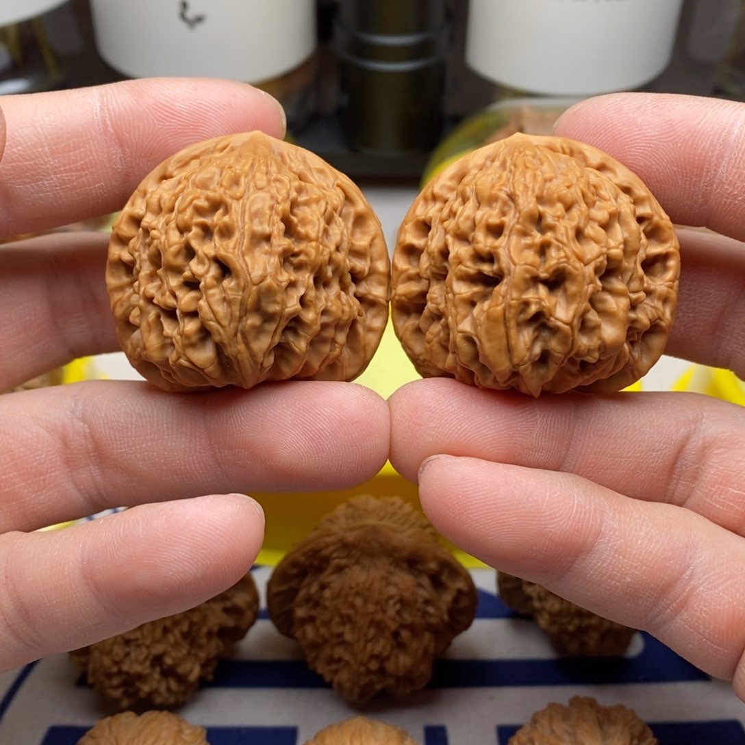 核桃把件4.0cm水龙纹的