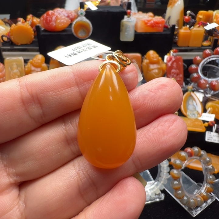 未镶嵌石英质玉（黄龙玉）颈饰