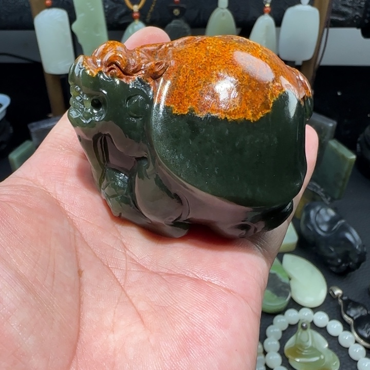 未镶嵌岫岩河磨玉（透闪石质玉）摆件
