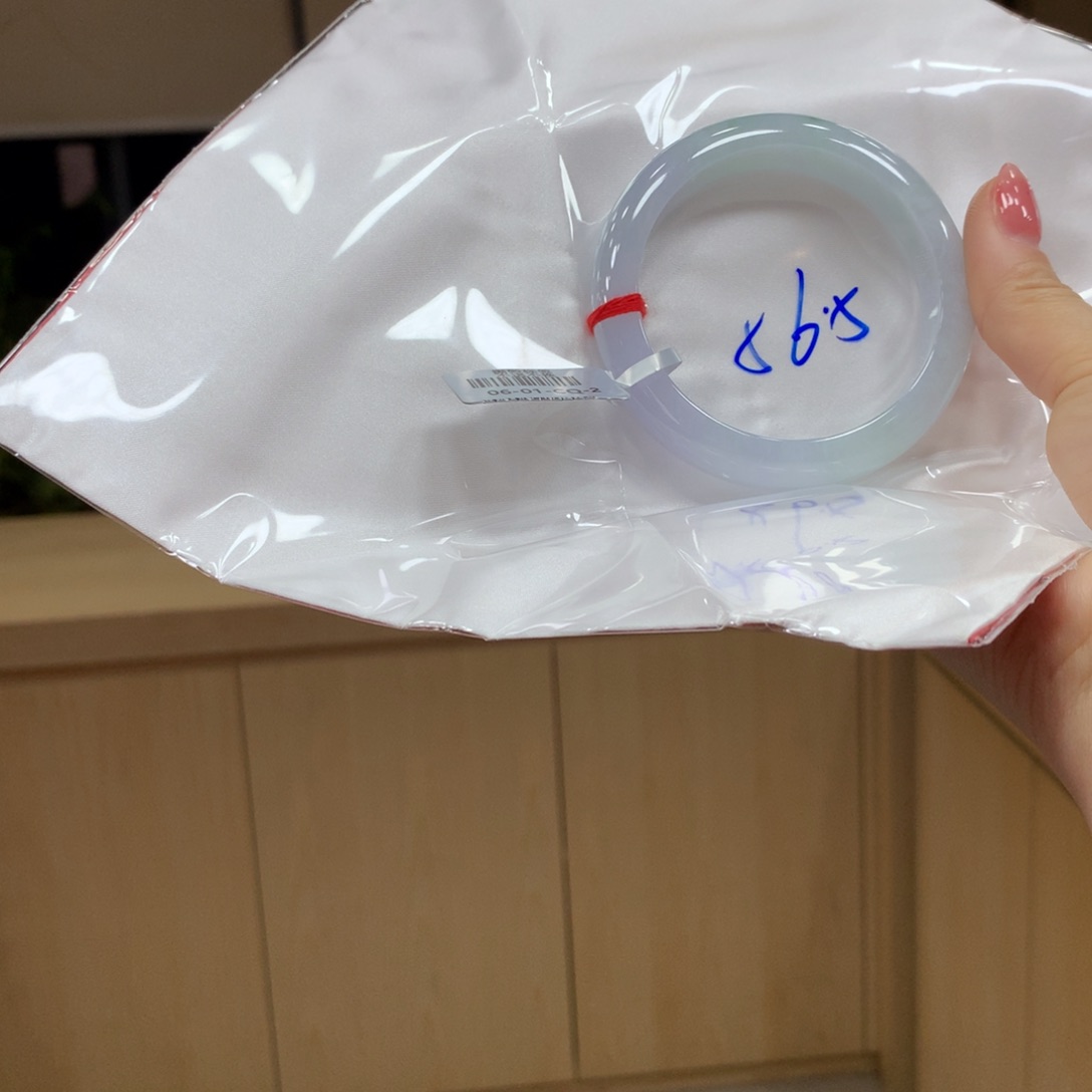 翡翠手镯未镶嵌不退不换