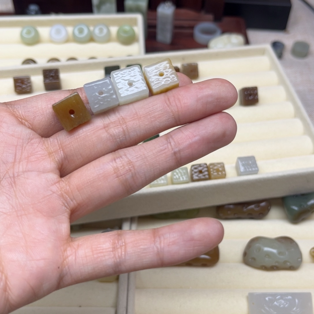 小****和田玉未镶嵌珠宝半成品