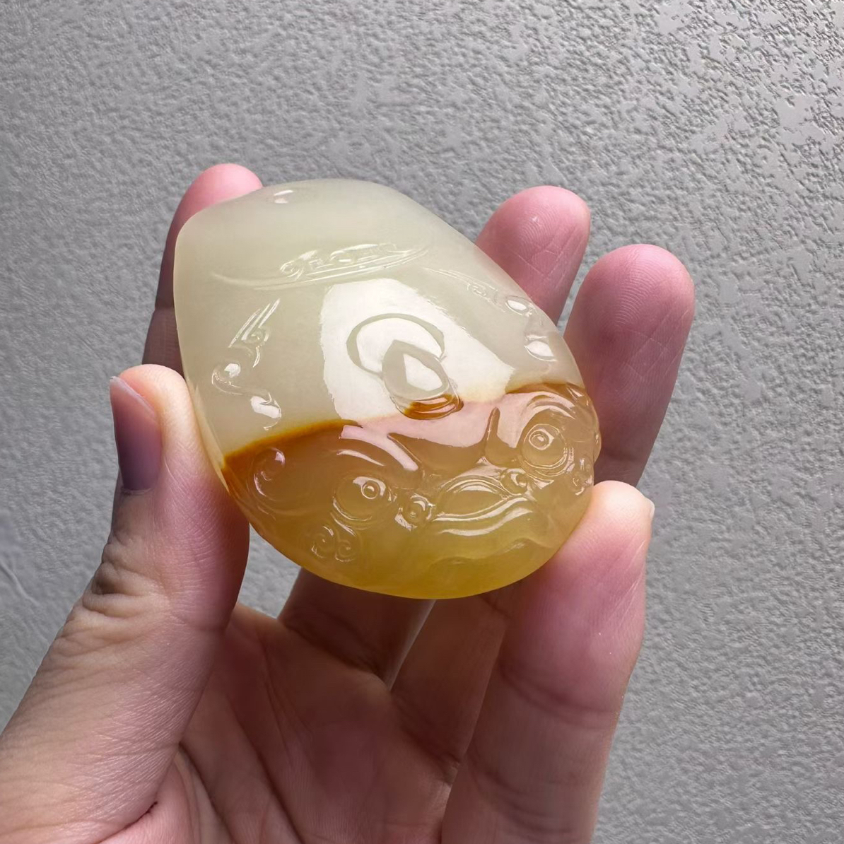 花玉精品雕刻醒狮，俏色巧雕精雕