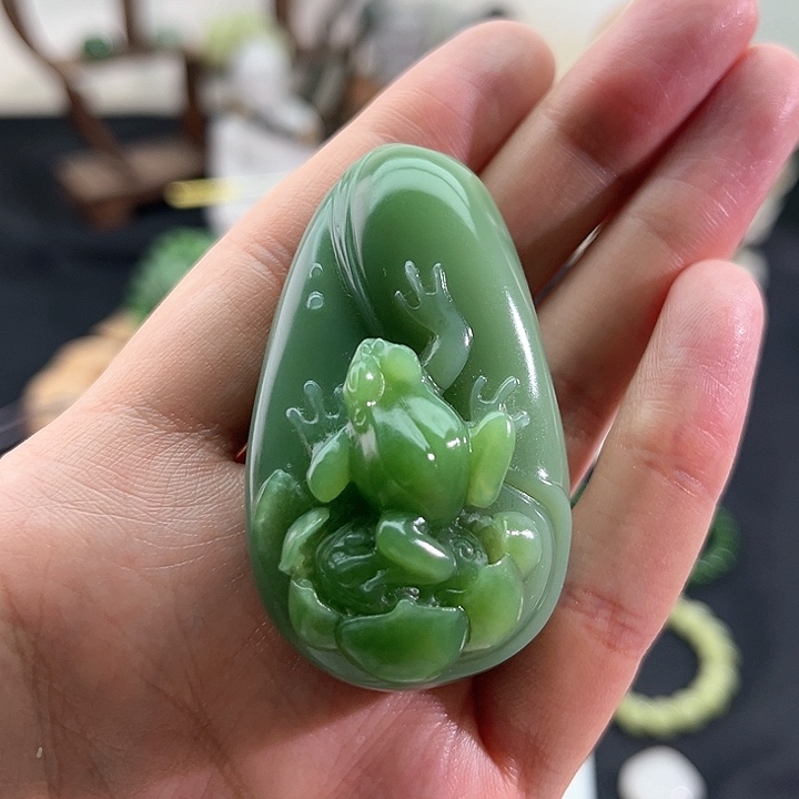 和田玉颈饰未镶嵌碧玉粉青-呱呱来财