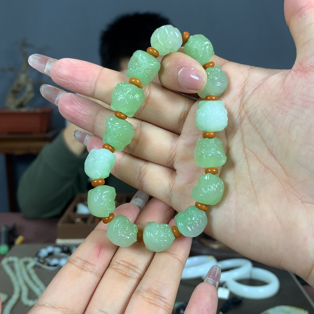 和田玉手串未镶嵌青***客