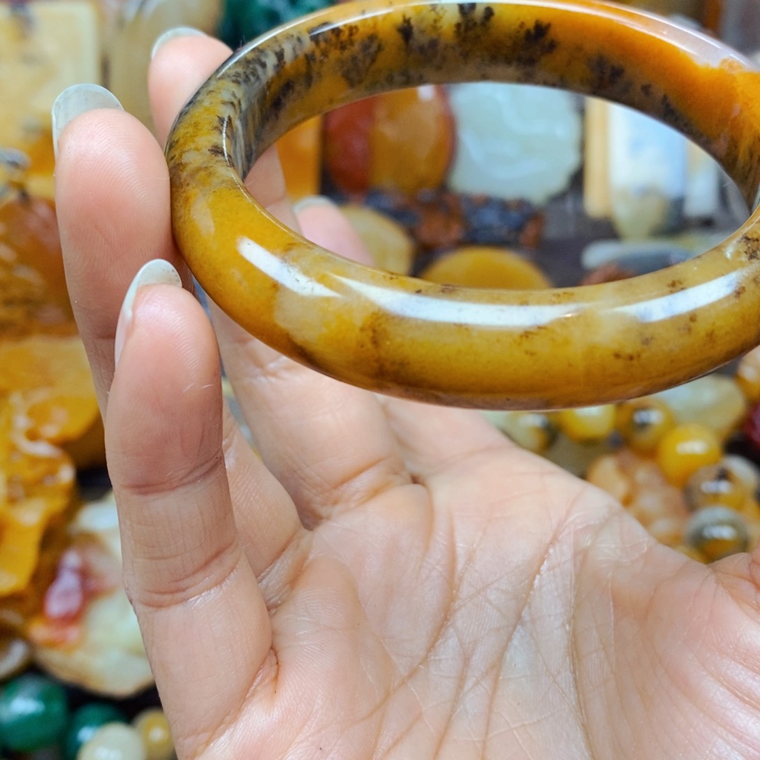 石英质玉（黄龙玉）颈饰未镶嵌