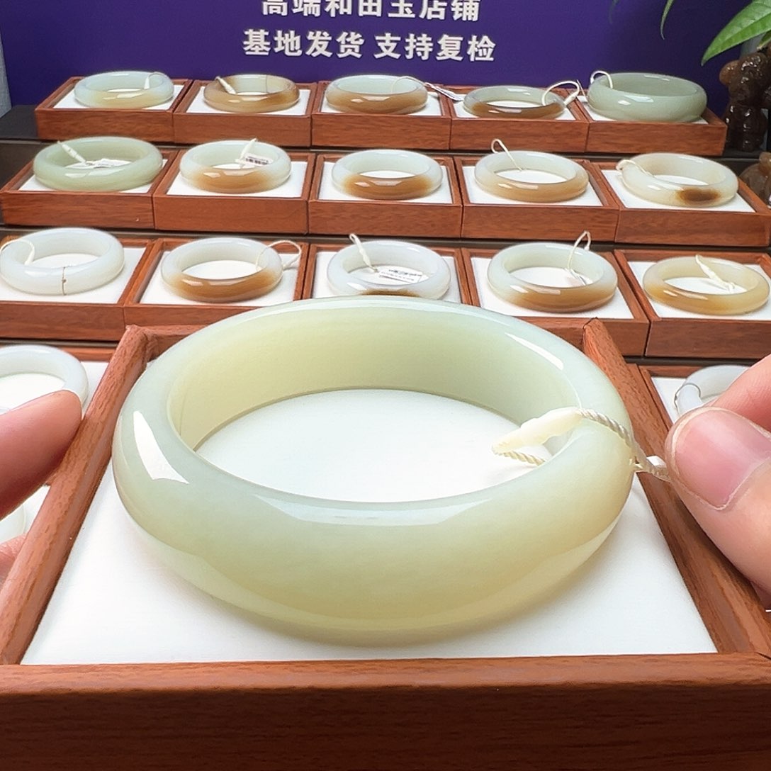 和田玉手镯未镶嵌