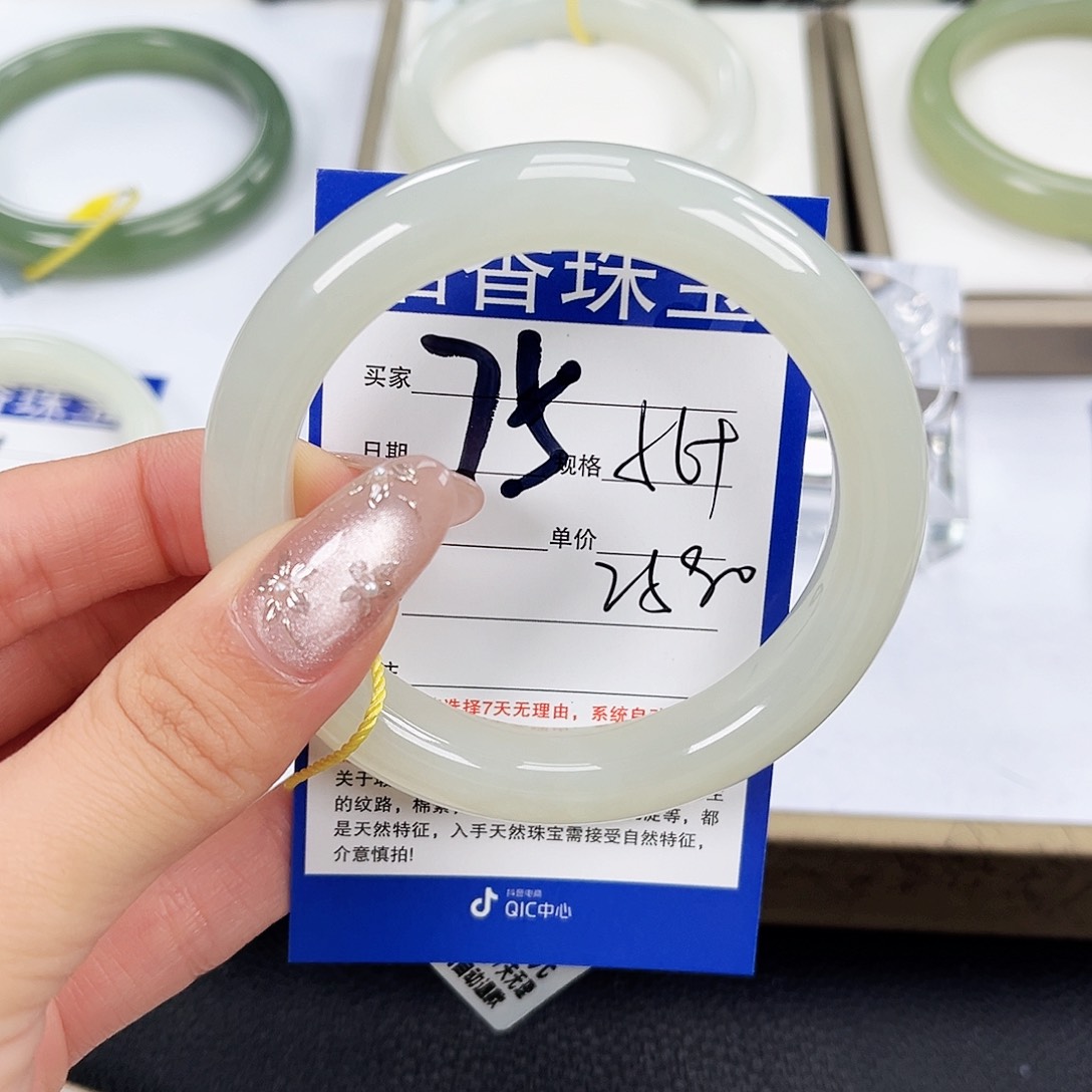 和田玉手镯未镶嵌