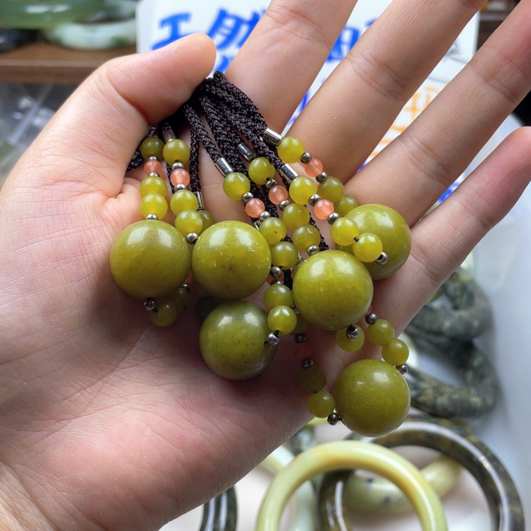 蛇纹石玉未镶嵌颈饰