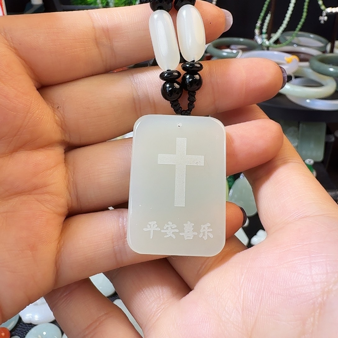 和田玉未镶嵌颈饰清货有瑕疵不退换