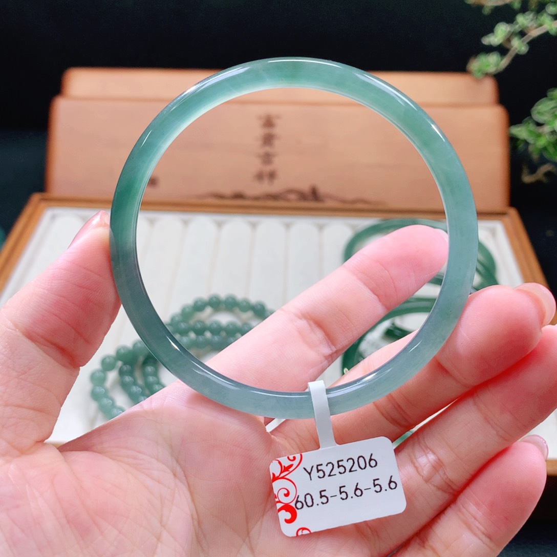 翡翠手镯（圆镯）未镶嵌
