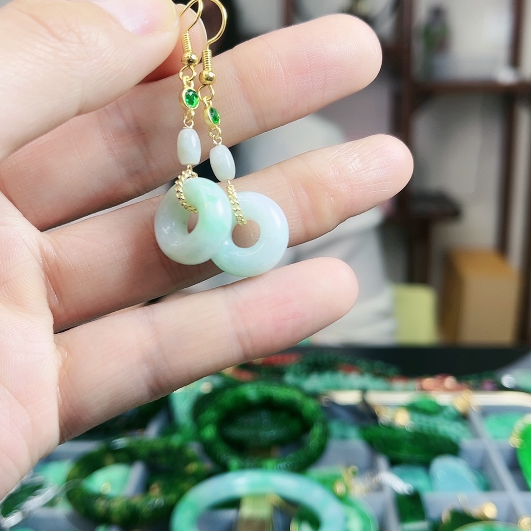 翡翠颈饰未镶嵌耳饰