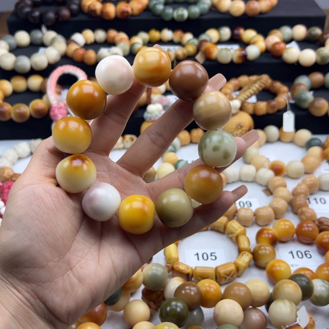 白玉菩提吊坠瑕疵