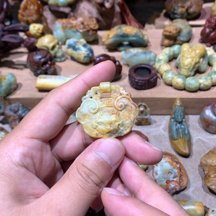 未镶嵌岫岩河磨玉（透闪石质玉）挂件