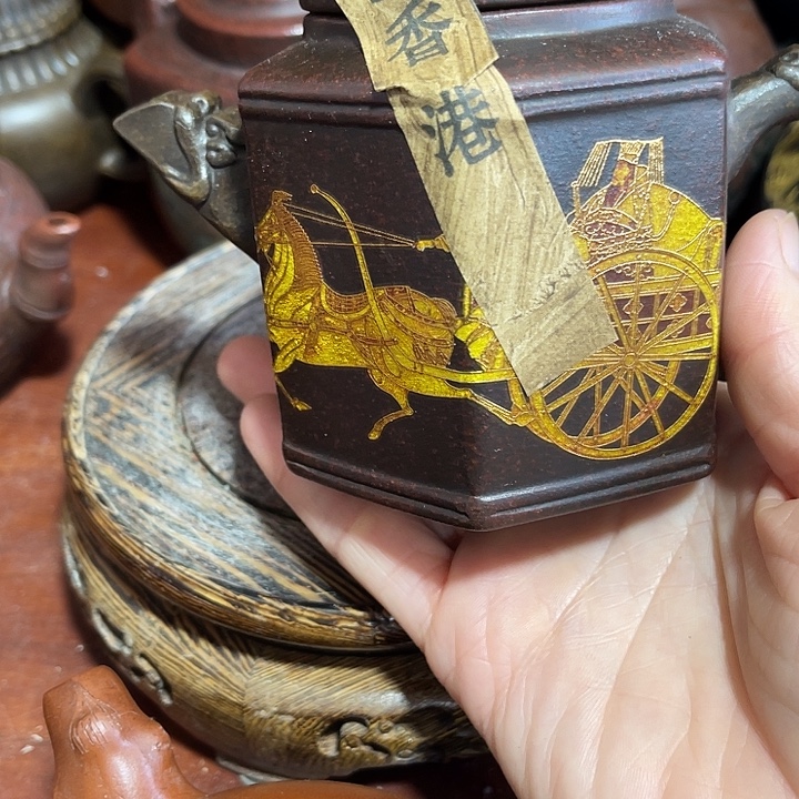茶壶紫砂原矿泥料，手工制作的一把紫砂壶。
