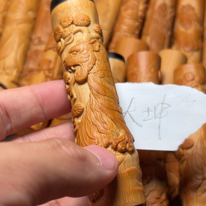 大***坤实心竹雕刻手把件