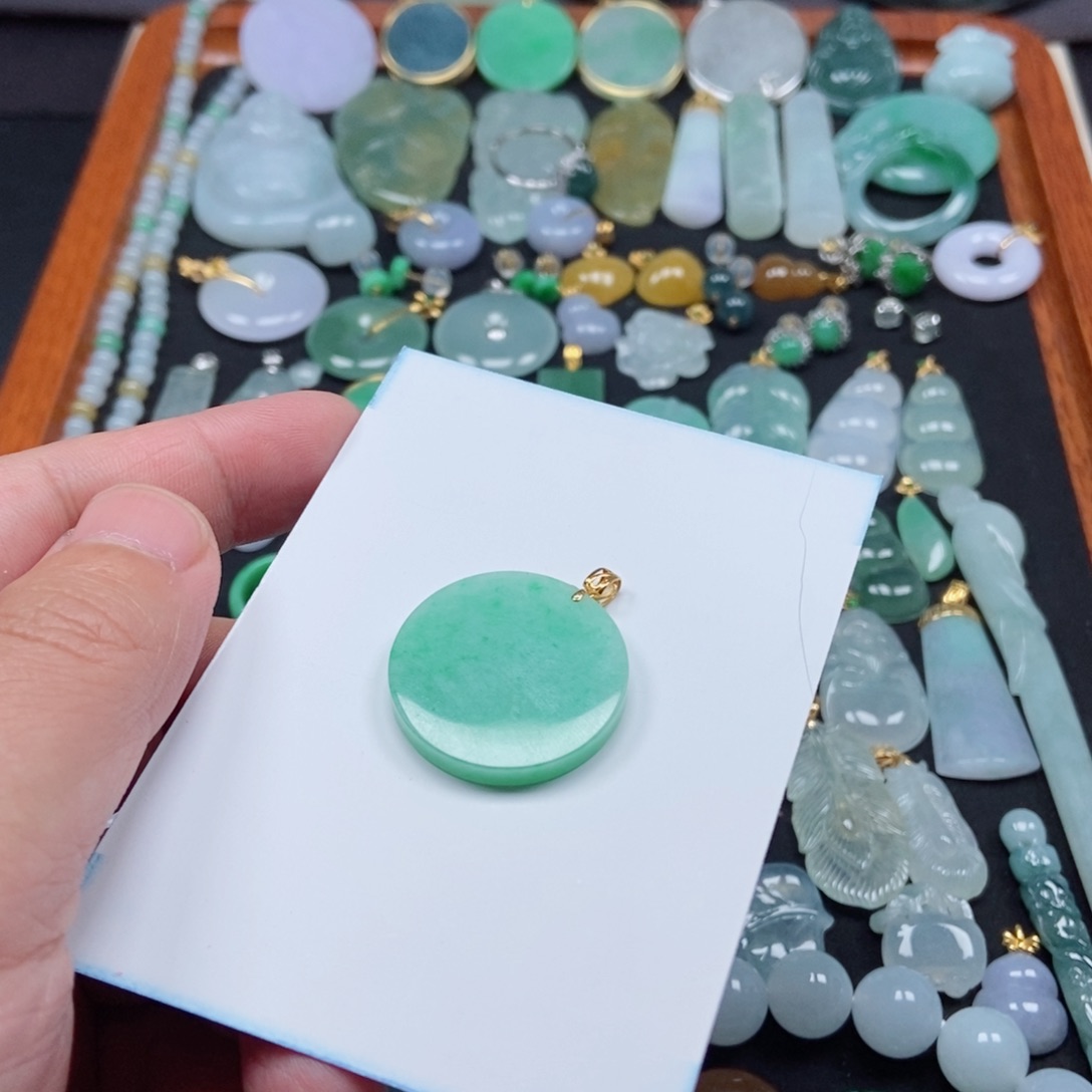 翡翠颈饰未镶嵌绿无事牌