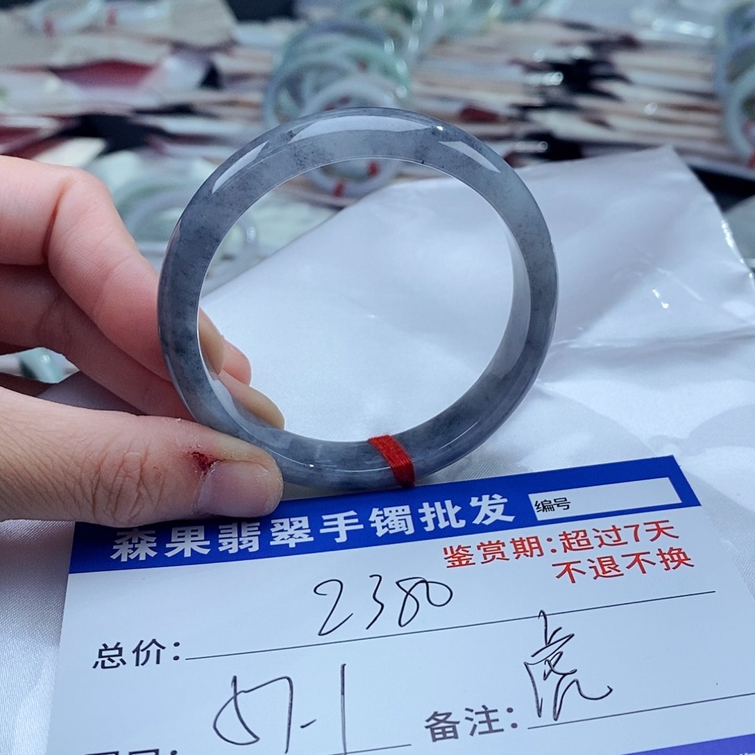 翡翠手镯未镶嵌翡翠