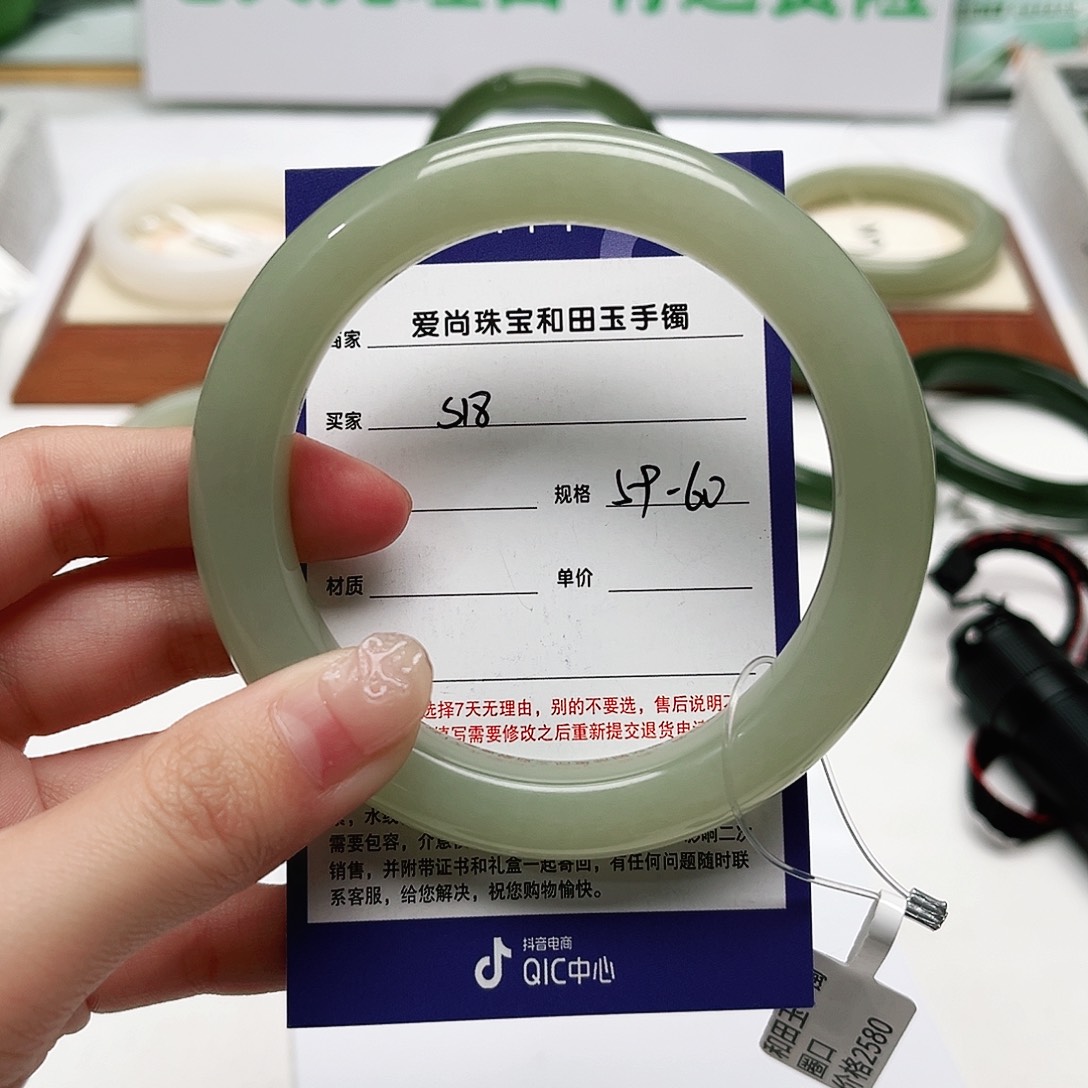 和田玉手镯未镶嵌