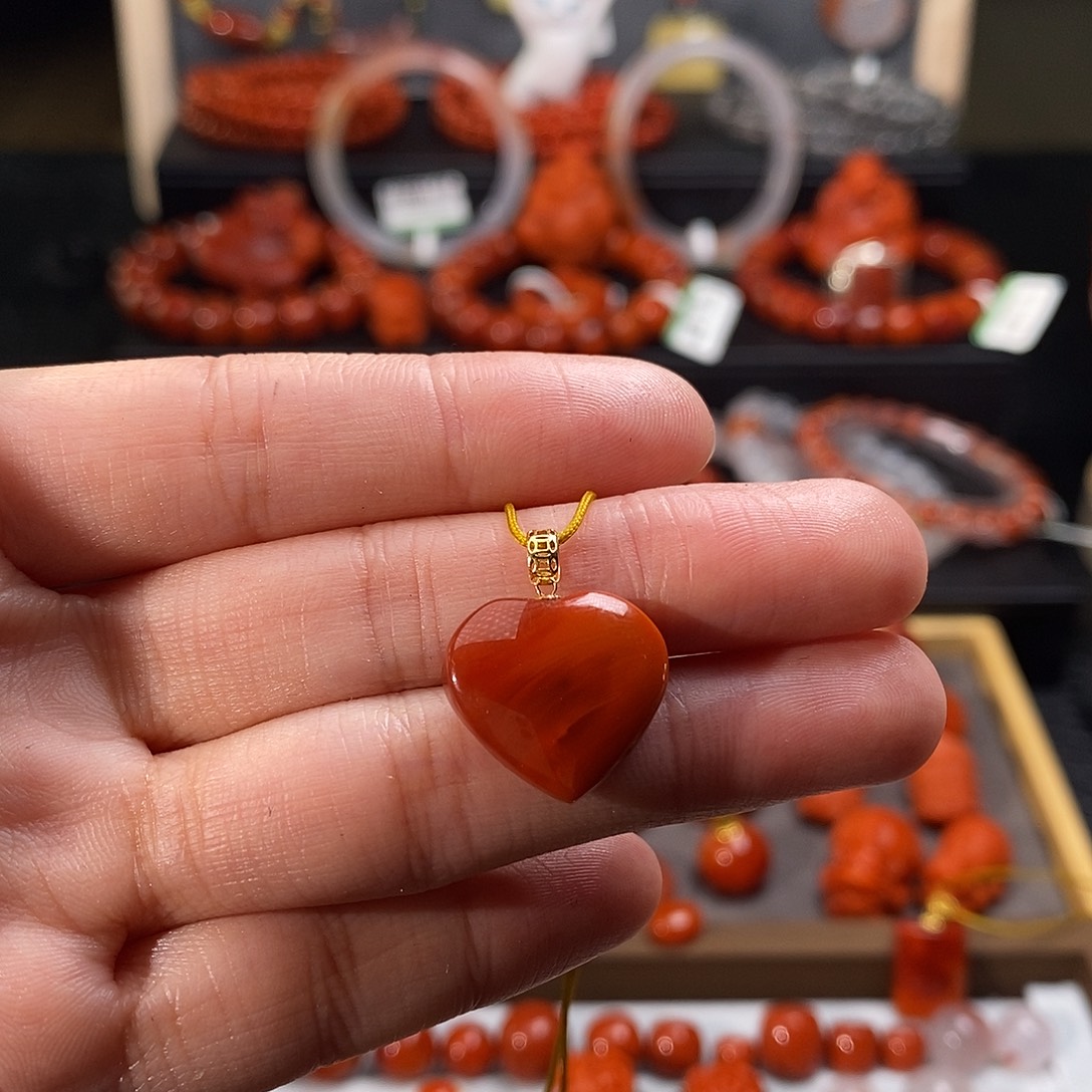 南红玛瑙18K金镶嵌四川凉山瓦西爱心吊坠