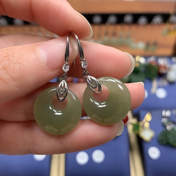 和田玉银S925镶嵌耳环平安扣17.6左右晴水色