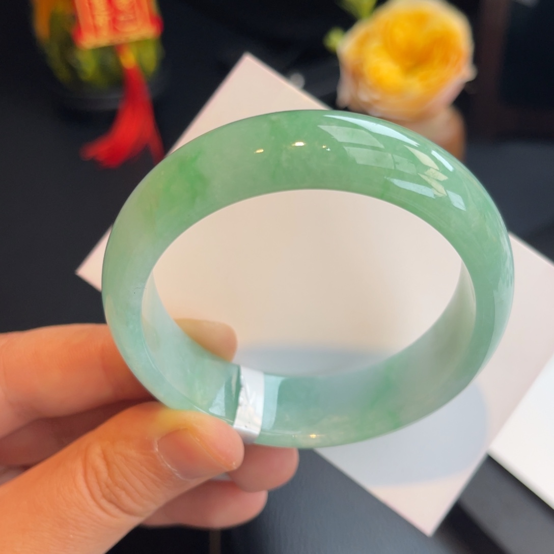 翡翠手镯未镶嵌满圈绿