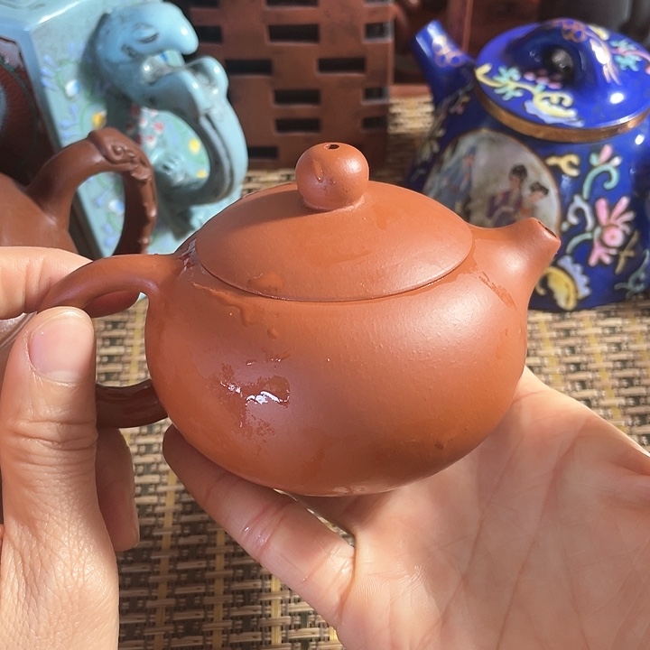 紫砂茶壶原矿泥料手工制作的紫砂壶。